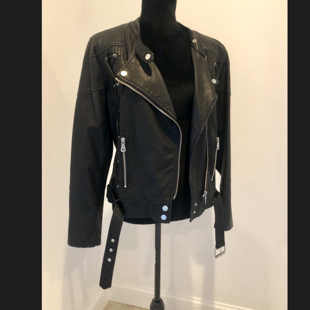 ᗷᒪᗩᑕK ᒪEᗩTᕼEᖇ ᒍᗩᑕKET ~ LIKE NEW